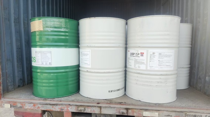 食品級白油和食品級丙二醇發貨.jpg